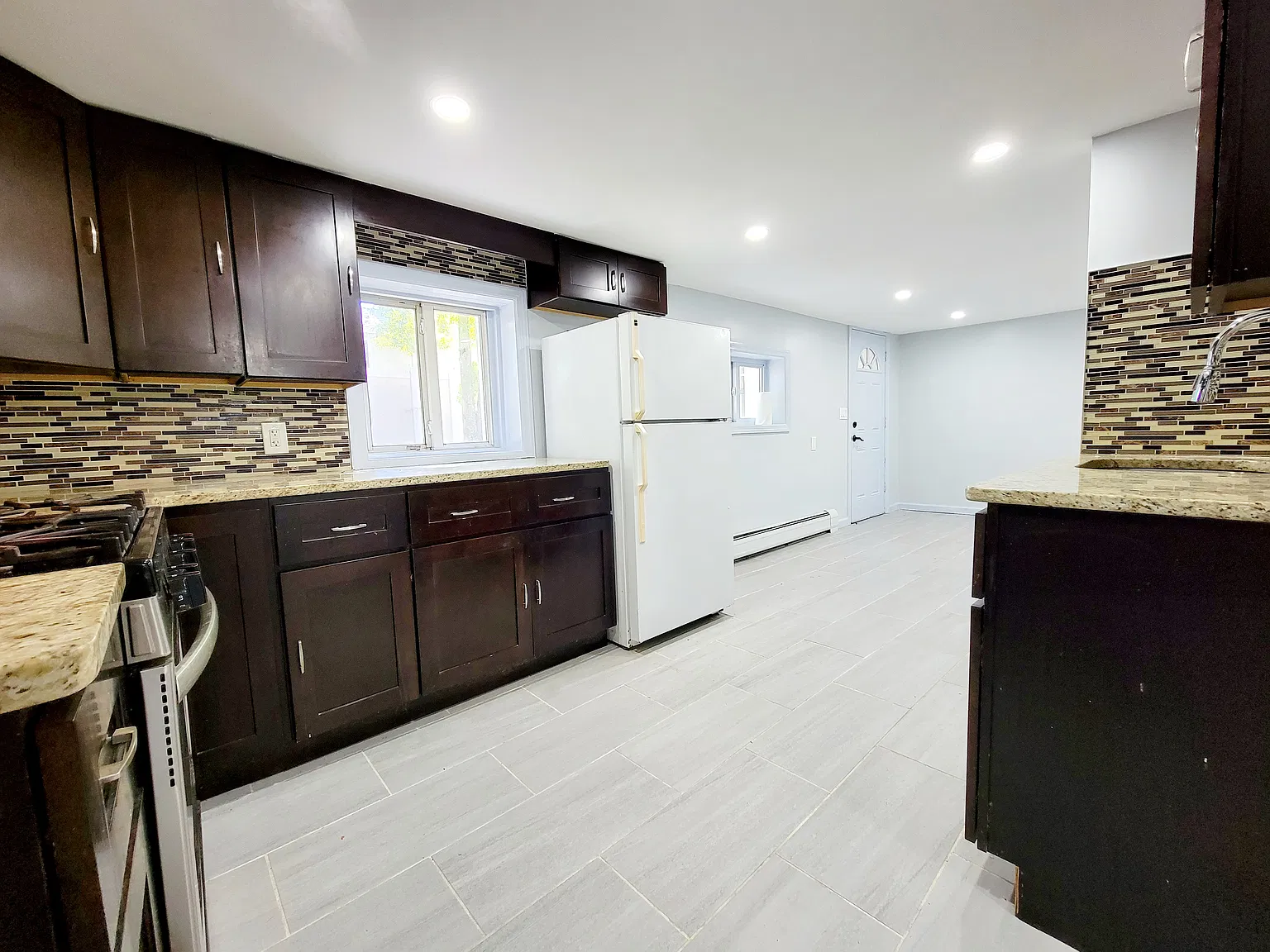 430 W Scott Ave — Photo 2