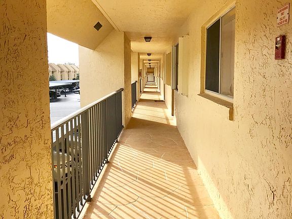 3rd image of 2915 SW 22nd Ave APT 208