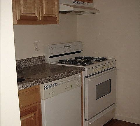4th image of 2520 Crescent St APT 1F