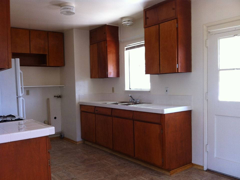 kitchen/laundry hookups