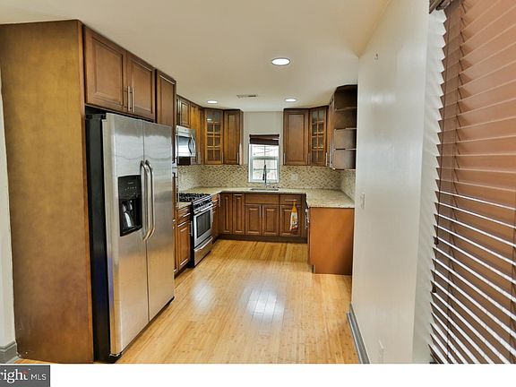 3rd image of 2327 E Hazzard St