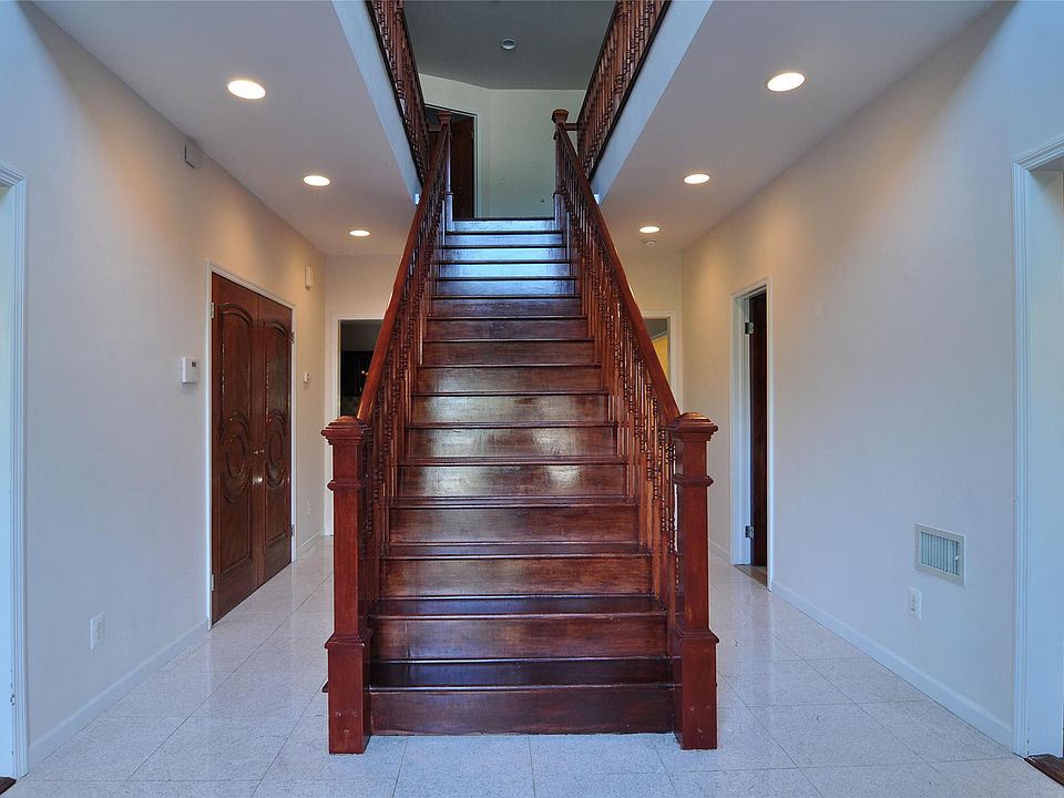 1st image of 18 Center Dr