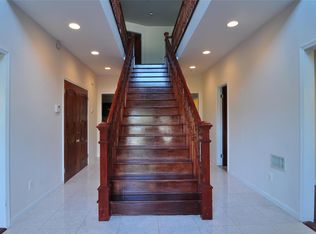 18 Center Dr, Roslyn, NY 11576