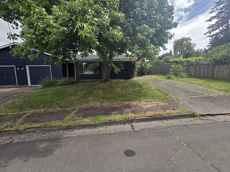 3945 Oak St — Photo 1
