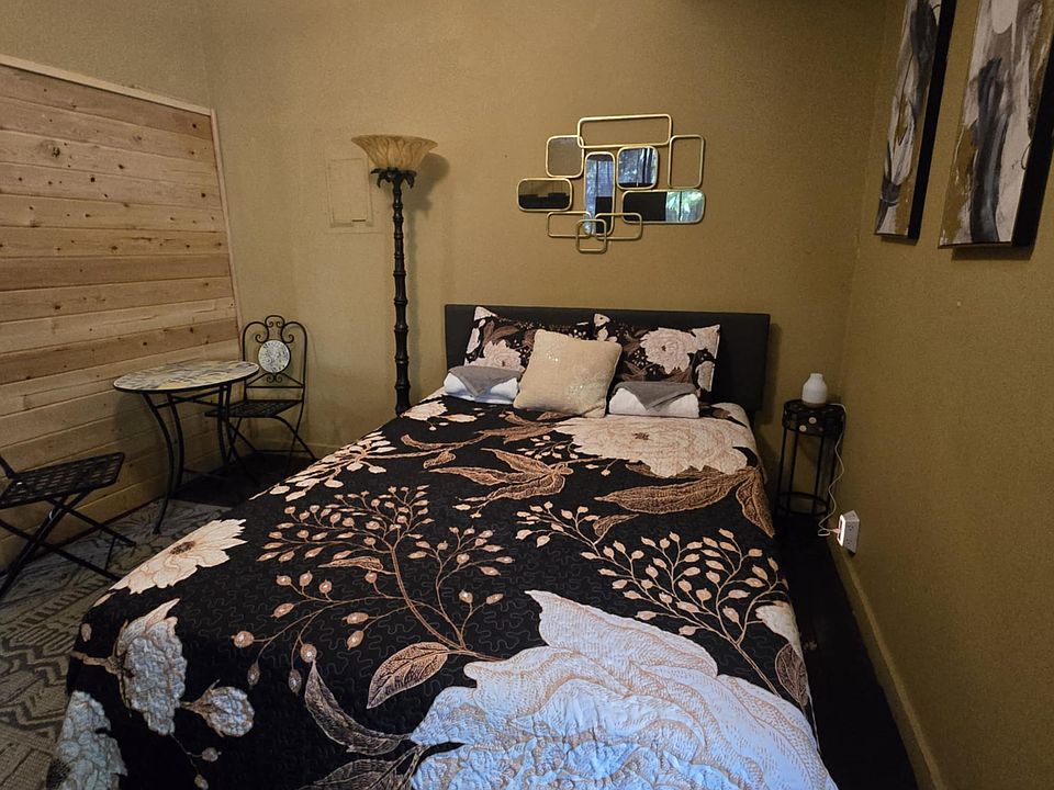 Comfortable Bed. NOT to firm and NOT to soft
Linens will be included but not promised what is in pictures

Great lighting and a 2 person table for eating