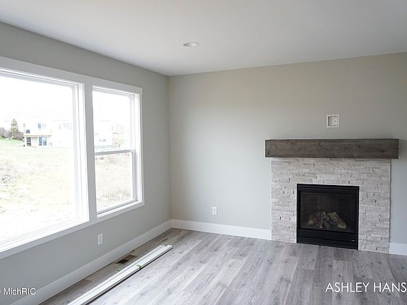 3rd image of 6391 Bentley Dr NE