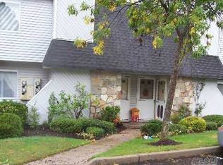 187 Lake Pointe Cir, Middle Island, NY 11953