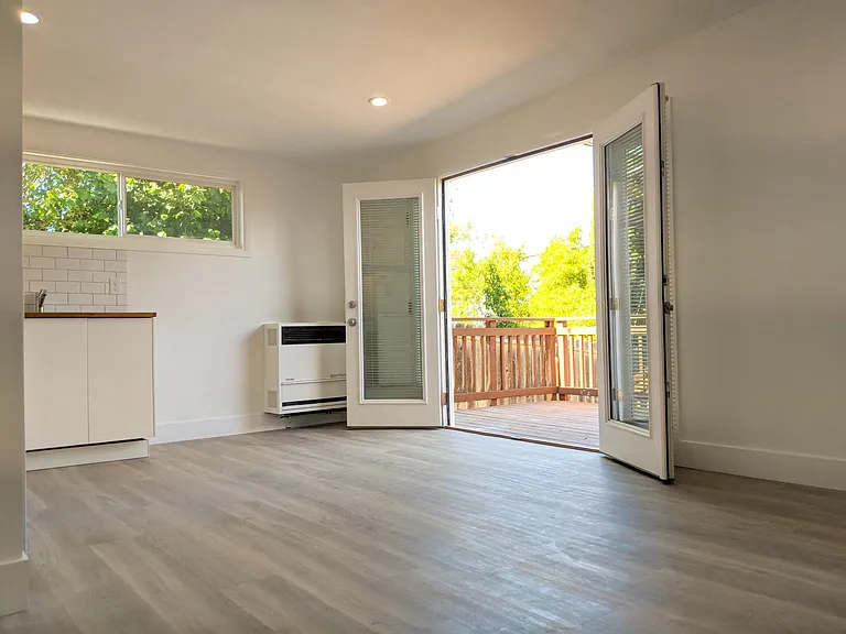 310 San Marino Dr — Photo 2