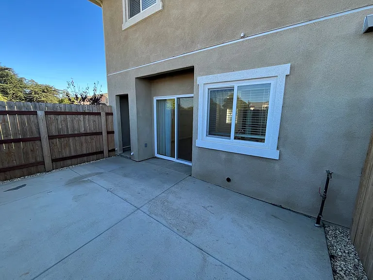 575 E Newlove Dr — Photo 8