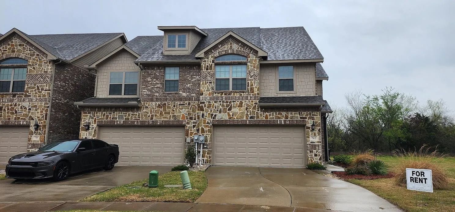 3 bed, 1936 sqft, $1,990 — Photo 1