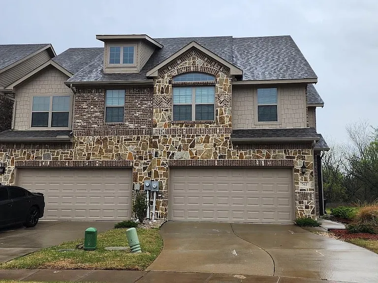702 Amber Dr — Photo 1
