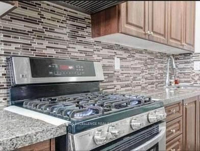 Brampton House for rent - 3 Bedrooms — photo 2