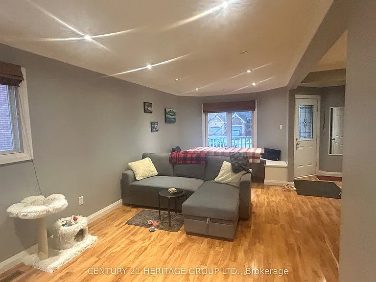121 Heydon Ave — Photo 17