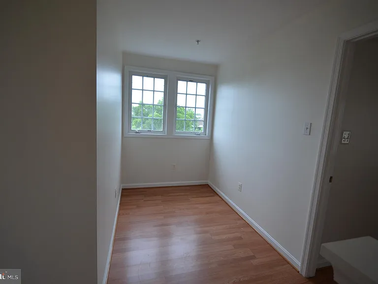 819 Royal Cres — Photo 18