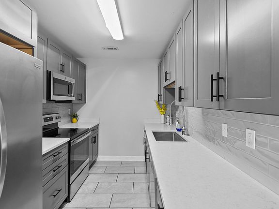 3rd image of 703 Hillsboro Ln