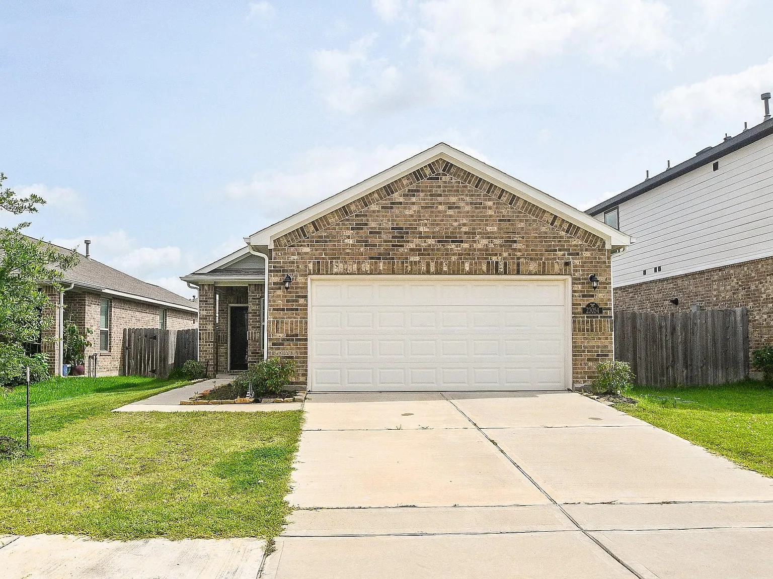 3 bed, 2.0 bath, 1295 sqft, $1,900 — Photo 2