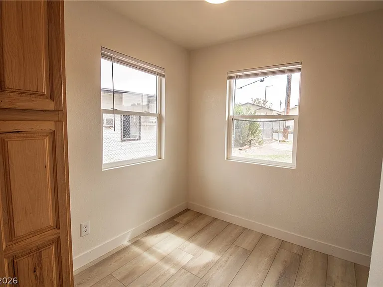 119 W Victory Rd — Photo 7