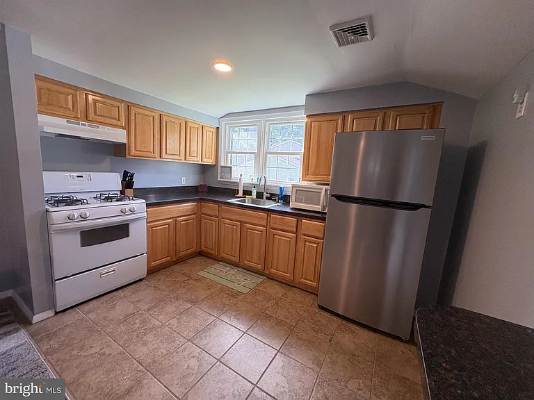 128 Hollywood Beach Rd — Photo 4