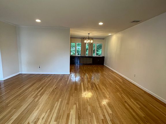 3rd image of 14 Berkley Ln
