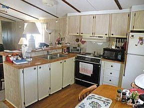 4th image of 827 Janet St