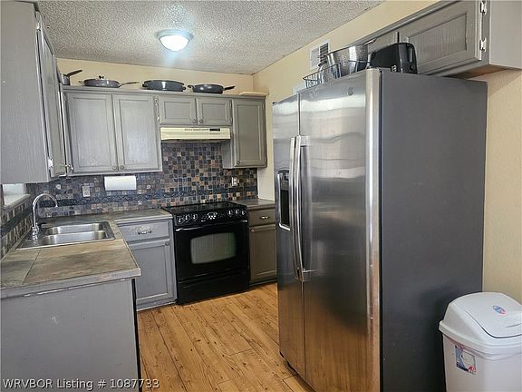 5th image of 800 E Wahl St