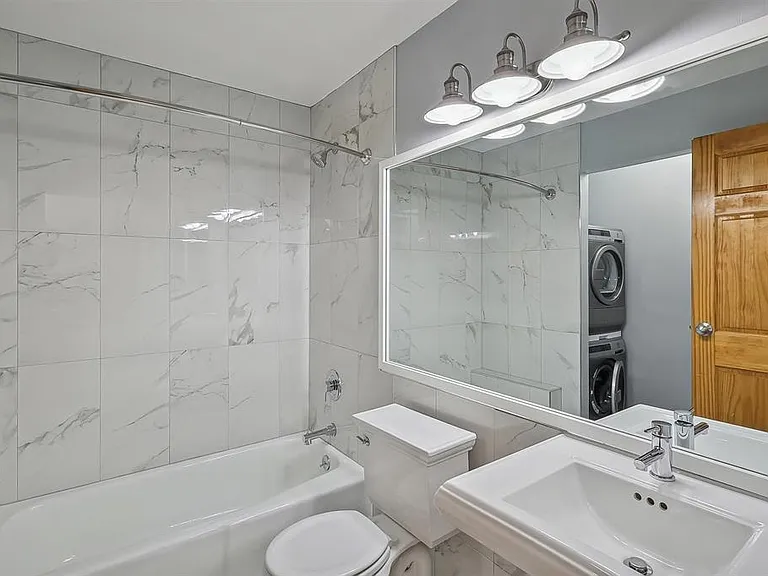 205 10th St #9R — Photo 10