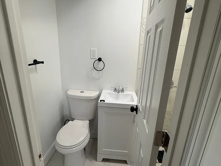 552 E 25th St #5 — Photo 5