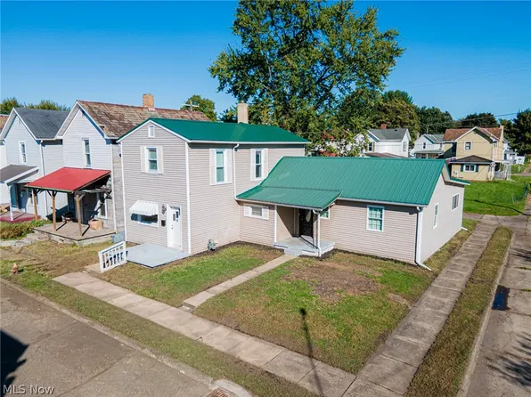 1152 Adams St, Coshocton, OH 43812