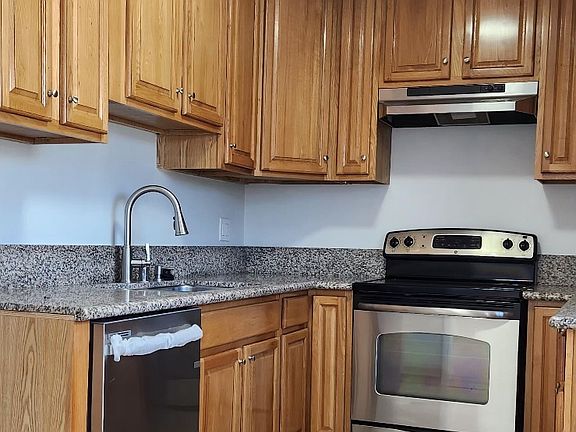 3rd image of 716 S Wilton Pl #1
