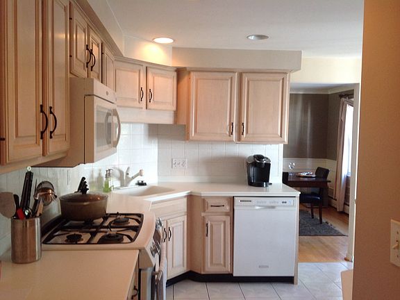 3rd image of 386 Reist St