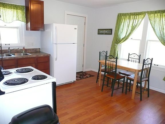 4th image of 324 Helen St