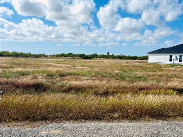 16 Northpointe Dr, Rockport, TX 78382