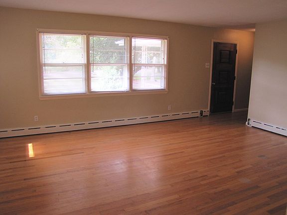 Living room w/hardwood floors