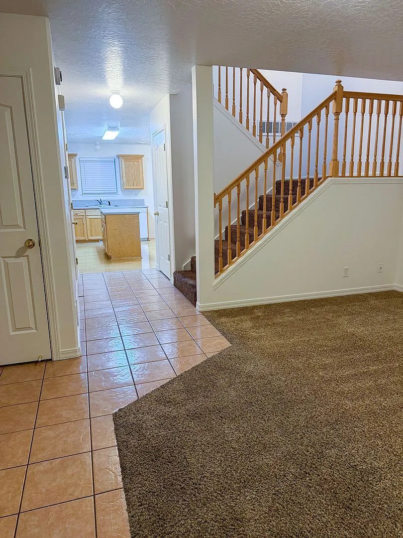 2 Bed -1.5 Bath townhome in Idaho Falls with 2 stall garage — Photo 3