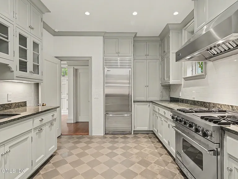 183 E Putnam Ave #CARRIAGE HOUSE — Photo 12
