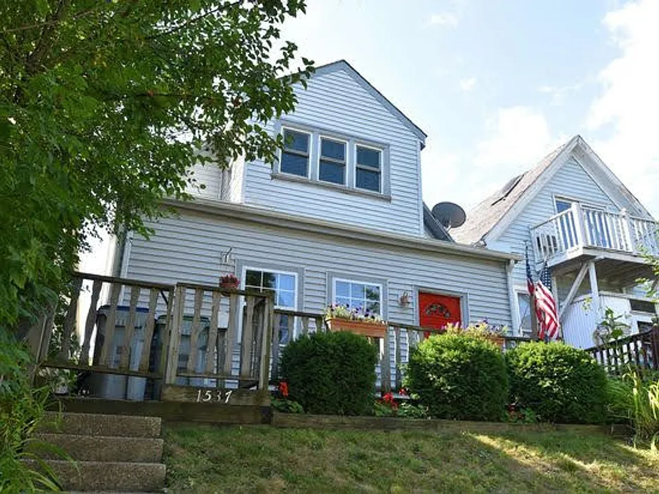 1537 E North Ave