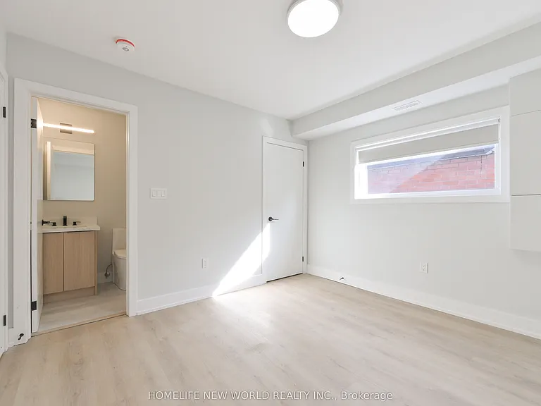 997 Dufferin St #UPPER — Photo 10
