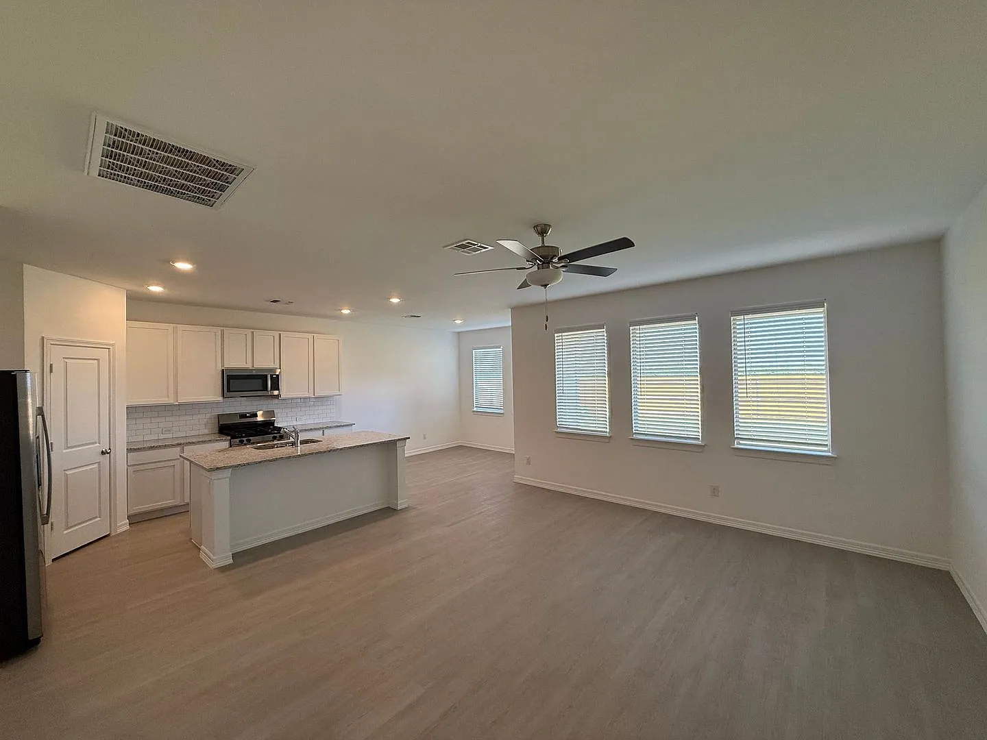 Luxurious and Spacious 4 Bedroom Home in Mustang School District — Photo 3