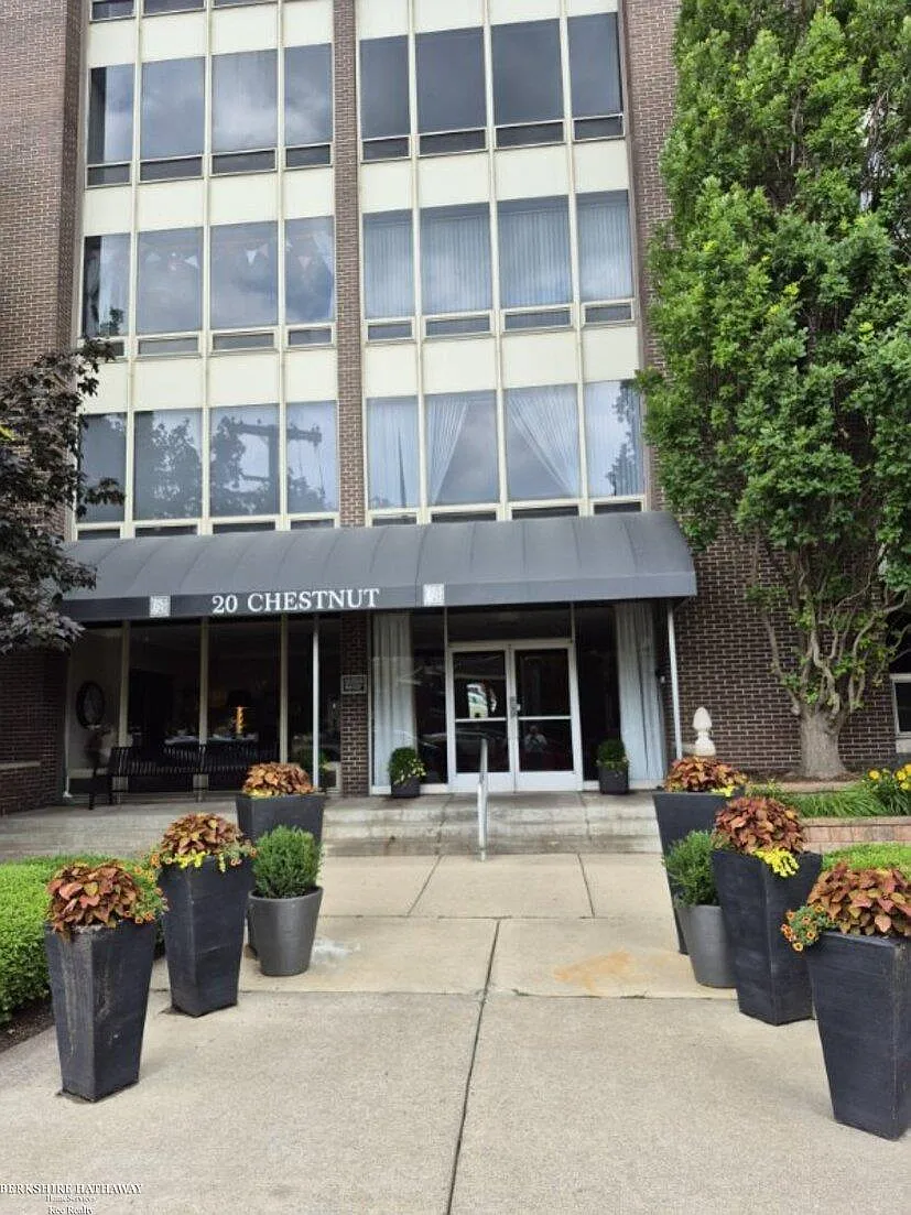 1 bed, 1.0 bath, 1362 sqft, $1,200 — Photo 2