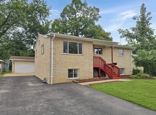 7 Cardinal Ln, Carpentersville, IL 60110