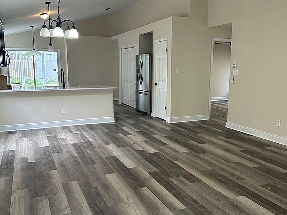2nd image of 984 Beaver Creek Way