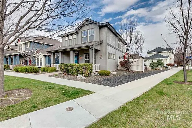 916 E Winding Creek Dr — Photo 1