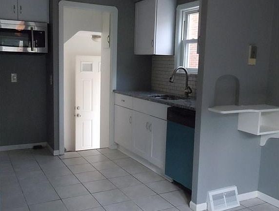 3rd image of 2614 Torrington Ave