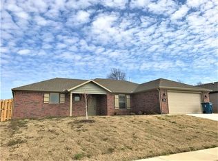 306 Lion Dr N, Gravette, AR 72736