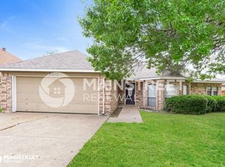 8013 Moss Rock Dr, Fort Worth, TX 76123