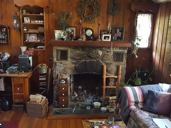 3rd image of 1078 Lakeside Dr E