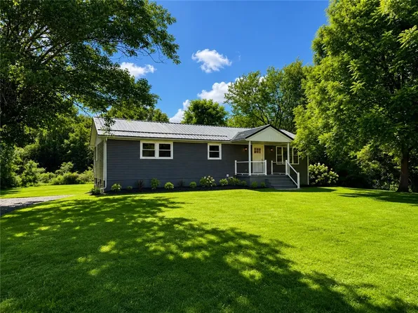 141 Lakeside Dr, New Castle, PA 16105