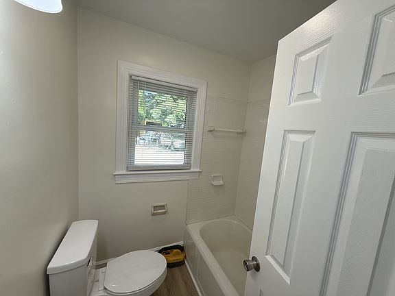 4th image of 913 Glenwood Ave