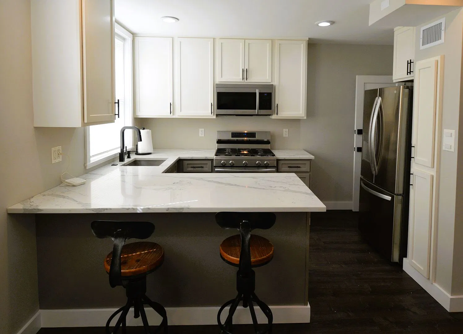 Beautifully Renovated 2-Bedroom Home with Garage Near Oxford Circle — Photo 4