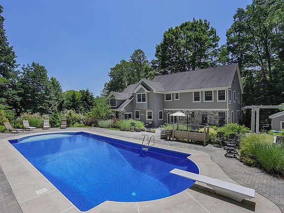 3rd image of 61 Shadybrook Dr
